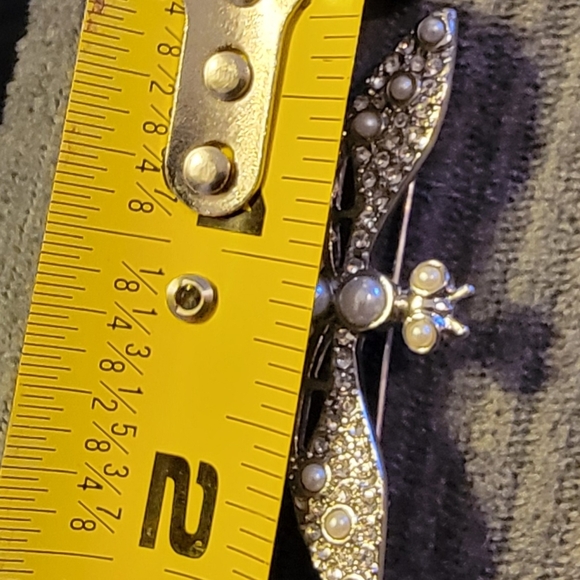 Elegant Pearl & Crystal Dragonfly Brooch - Silver Tone - Picture 5 of 5